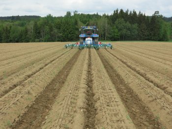 Varior 600 nevyžaduje agregaci se silným traktorem. Podle svažitosti pozemků je dostačující traktor do 100 Hp