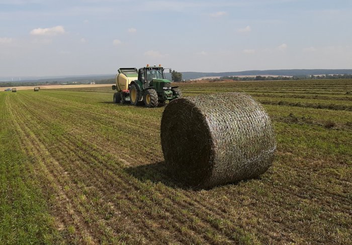 Lisování se síťovinou GreenWrap, senáž jetele 3. seč, září 2019