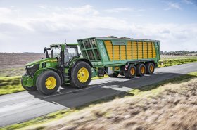 Nová vlajková loď o výkonu až 388 koní v modelové řadě traktorů John Deere 7R