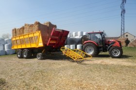 Samonakládací přepravník hranatých balíků KOBZARENKO se českým zemědělcům představí při práci
