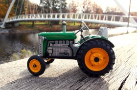 Legendární plechové traktory z Náchoda ovlivnily několik generací dětí. Dodnes se je daří vyrábět