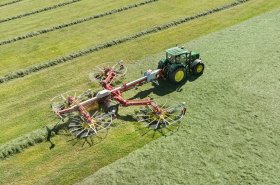 Pöttinger uvádí na trh nový čtyřrotorový shrnovač Pöttinger TOP 1403 C s hybridní technologií