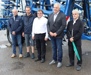 Zprava – vedoucí střediska firmy P & L Hrubčice Ing. Pavel Unar, mechanizátor Salix Morava Milan Bajer, obchodní zástupce firmy P & L Pavel Polášek, mechanizátor Agrodružstvo Morava Karel Přehnálek a zástupce firmy Köckerling pro ČR a SR Petr Formánek 