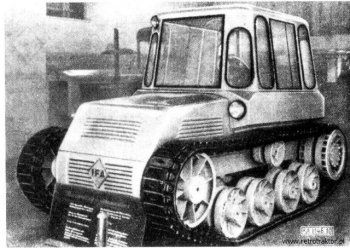 Pásový traktor KS-06 IFA měl dokonce otočné pracoviště obsluhy! 