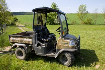 Víceúčelové vozidlo Kubota RTV900 zastane na farmě mnoho práce