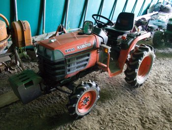 Jeden z prvních pořízených traktorů Kubota, model B1610, dodnes slouží 