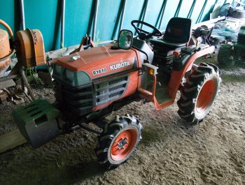 Jeden z prvních pořízených traktorů Kubota, model B1610, dodnes slouží 