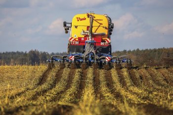 Muck Tiller v agregaci za samojízdným aplikátorem Vredo