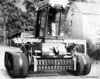 Speciální podvozek byl testován i na stroji E-303, který sériově využíval úzké pneumatiky - to přinášelo problémy při sklizni na mokrých loukách. I tak se ale pásový mačkač E-303 nedostal do sériové výroby