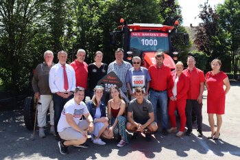 Pan Martin Skružný (pátý zleva) společně s rodinou a se zástupci společnosti N&N Košátky s.r.o. a ZETOR TRACTORS a.s.  