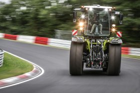 Němci vzali na Nordschleife 500koňový traktor. Soupeře nechal daleko za sebou