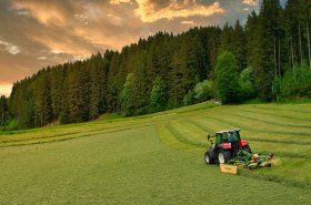 Výkon pro horaly. Dva jednorotorové shrnovače Krone z nové výrobní řady Highland