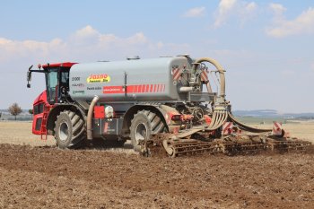 Holmer Terra Variant při zapravování hnojiva do strniště 