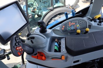 Na fotografii můžeme vidět ovládací panel z vyššího stupně výbavy traktoru New Holland T6