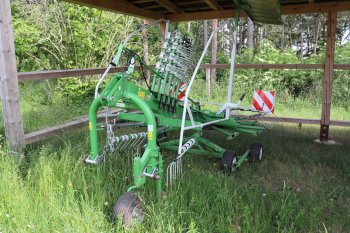 Shrnutí píce uložené naširoko do jednoduchého řádku, a tedy zajištění kvalitního sběru lisem, obstarává na statku jednorotorový nesený shrnovač SaMASZ lehké konstrukce