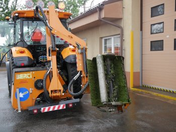 Jelikož je zrovna období sečení trav, Proxima má na zadním tříbodovém závěsu namontované příkopové rameno Berti FB/P 500, se kterým řidič Proximy pan Vladimír Štěpánek udržuje krajnice a příkopy v širokém okolí