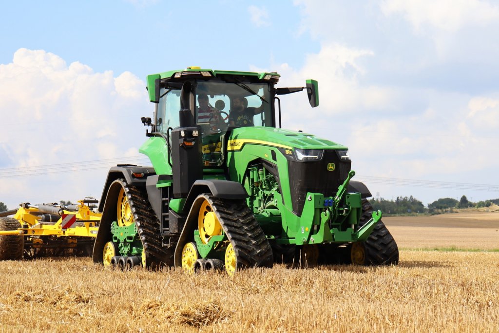 Čtyřpásový traktor John Deere 8RX nabídne lepší tahové vlastnosti a ochranu  půdy