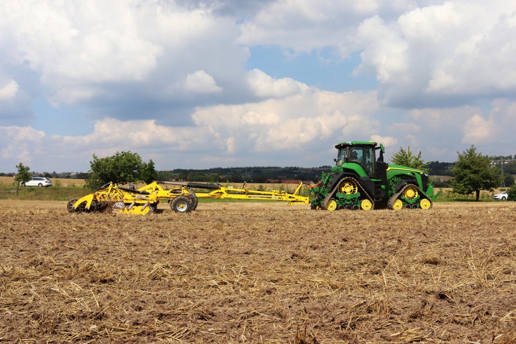 Čtyřpásový traktor John Deere 8RX nabídne lepší tahové vlastnosti a ochranu  půdy