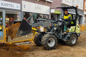 Šéf stavební firmy popsal reálné zkušenosti s elektrickým nakladačem na nejzelenější pěší zóně v Dánsku