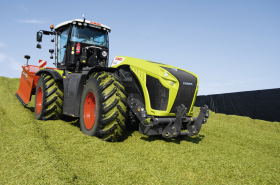 Čtyřpásový traktor John Deere 8RX nabídne lepší tahové vlastnosti a ochranu  půdy