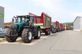 Německý podnik služeb najednou převzal 10 dopravních vozů Strautmann pro přepravu řezanky