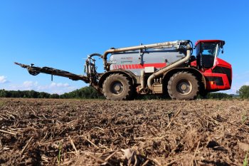 Teiml si celkově pochvaluje koncepci Terra Variantu, která se skládá ze dvou řízených náprav s vysokou nosností, kabiny umístěné vpředu a z lehké nádrže umístěné za ní s možností bočního sání přes rameno