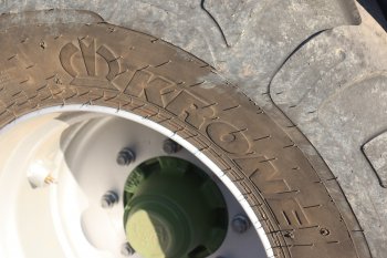 Drobnost, která působí prémiovým dojmem – loga Krone na všech pneumatikách Alliance a na zadním osvětlení lisu