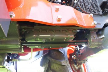 Kubota M5111 má velkou světlou výšku, protože kardan na přední nápravu je umístěn v prolisu olejové vany motoru