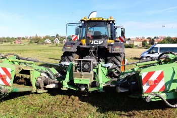  Hydraulické čerpadlo umístěné mezi zadními žacími stroji je napojeno na úhlovou převodovku sloužící jak pro pohon lišty, tak pro pohon kondicionéru (jednoduchý převod z hlavní rozvodové skříně) a dodává pohon pro hydromotory pásů