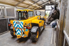 Nejoblíbenější teleskopický manipulátor JCB Loadall byl elektrifikován. Jeho baterie se nabije za 35 minut