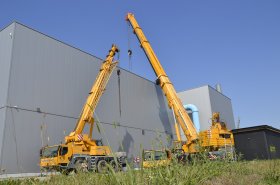 Velké manévry v polské továrně na zemědělské stroje Joskin. Kvůli nádrži pro žárové zinkování museli postavit železniční trať