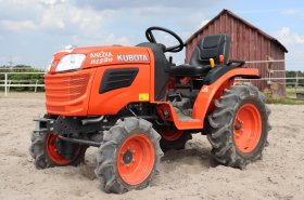 Malotraktor Kubota B1220 ve Stáji M Ropice. Upravuje povrch jízdárny a je významným pomocníkem při práci kolem stájí