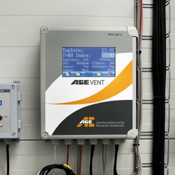 Řídící jednotka AGE-VENT 300 vyvinutá společností AGE s.r.o. má v Lukově na starosti řízení ventilace, krmení, napájení a osvětlení v hale. AGE s.r.o. nabízí vlastní řadu řídících jednotek ventilace, které v kombinaci s ostatními vysoce kvalitními prvky ventilačního systému tvoří výborně fungující celek  