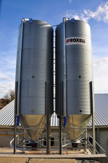 Sila Roxell zajišťují vynikající průtok krmiva a díky speciální konstrukci uchovávají krmivo dlouho čerstvé a výživné. Silné pozinkování a vlnité plechy omezují kolísání teploty uvnitř zásobníku, a proto nedochází k zahřívání krmiva a následnému snižování jeho kvality