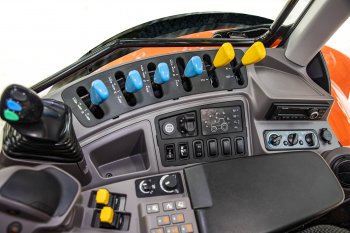  S M6002 máte doslova všechny ovládací prvky na dosah jedné ruky. Ovládání je integrováno do loketní opěrky, moderní multifunkční páka vám poskytne přímý přístup ke všem důležitým funkcím traktoru