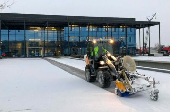 Za účelem bezpečné manévrovatelnosti i na kluzkých komunikacích zajišťuje provoz všech kol strojů GIANT hydrostatický pohon