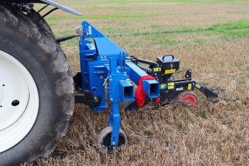 Před kladením návnad je možné nastavit pracovní hloubku aplikátoru, ideálně do 10 až 15 centimetrů 