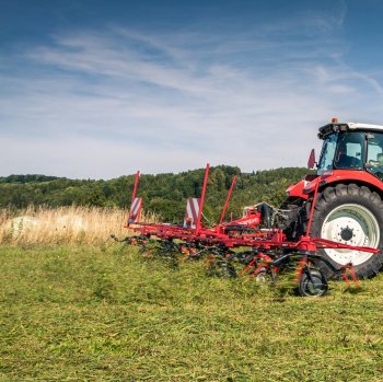 Obraceč SIP SPIDER 685|6 HS si hravě poradí i s obracením na kraji pozemku. Píce je rovnoměrně rozhozena po louce a může tak dokonale prosychat