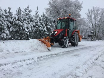 Traktory TYM také slouží pro zimní a letní údržbu komunikací