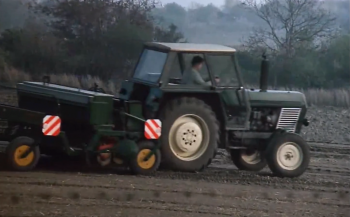 Traktor se ve filmu objeví na pár sekund