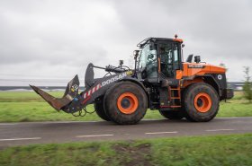 Doosan uvádí novou řadu  špičkových kolových nakladačů DL-7. Nakládku zvládne snáze a rychleji