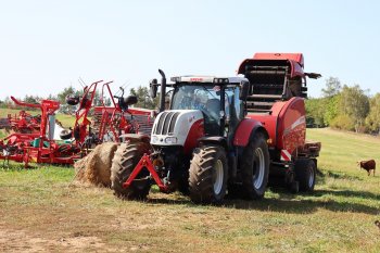 První šestiválcový traktor STEYR 6165 CVT na farmě pořídili, aby mohli pracovat s větším nářadím  