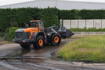 S automatickou pětistupňovou převodovkou Powershift, standardně nabízenými nápravami HDL pro vysoké zatížení a vylepšenou trakcí s hydraulickou uzávěrkou diferenciálu (DHL) odvádějí kolové nakladače DL-7 výjimečnou práci, zejména v prostředích s velkou zátěží