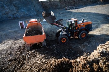 Nová kabina nabízí obsluze výrazně lepší zorné pole, s minimem slepých míst kolem stroje a o 14 % větší plochou prosklených oken ve srovnání s předchozími modely DL-5