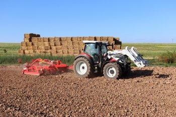 Traktor se na rodinné farmě zapojuje do rozličných prací – od přípravy půdy přes sklizeň až po manipulaci s krmivem