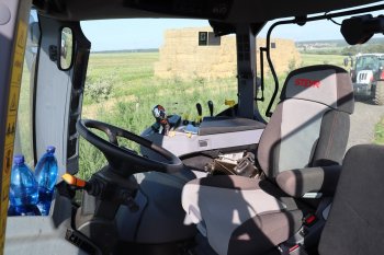 Kabina traktoru nabízí dostatek místa i pro dva lidi. Na výběr je hned několik výbavových stupňů