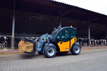 Stroj je osazen tříválcovým turbomotorem Kubota s objemem 1,8 litru a výkonem 36 kW / 50 koní