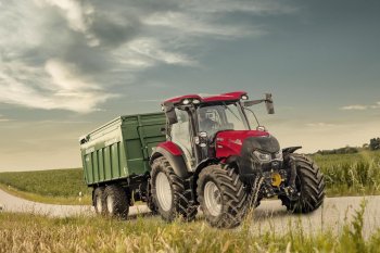 Řada traktorů CASE IH VESTRUM CVXDrive vyčnívá z davu a kombinuje kompaktní rozměry čtyřválcového traktoru s výbornými jízdními vlastnostmi s komfortem prémiové kabiny větších modelů značky Case IH