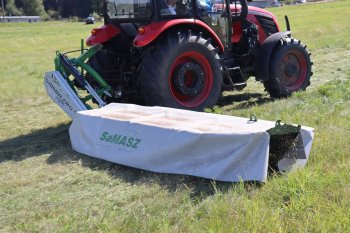 Jde o robustní žací stroj s lehkým rámem, který působí na terén nízkým tlakem. Dokazují to i slova Karafy, který vystudoval strojní průmyslovou školu – sváry na žacím stroji hodnotí jako velmi zdařilé