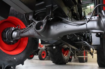Traktor disponuje přední nápravou italské výroby Carraro. U tohoto typu nápravy se brzdí reduktorem (jedny z nejúčinnějších brzd)